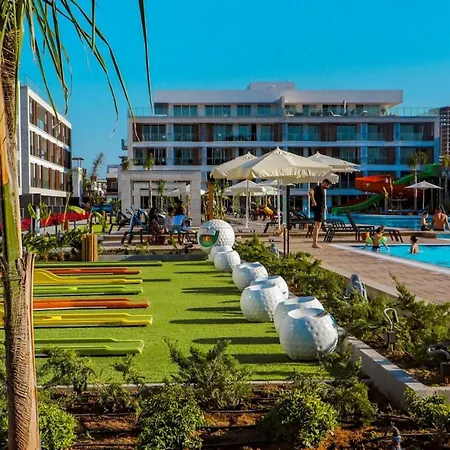 Charming Flat With Shared Pool Near Beach *