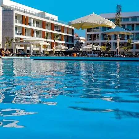 Charming Flat With Shared Pool Near Beach