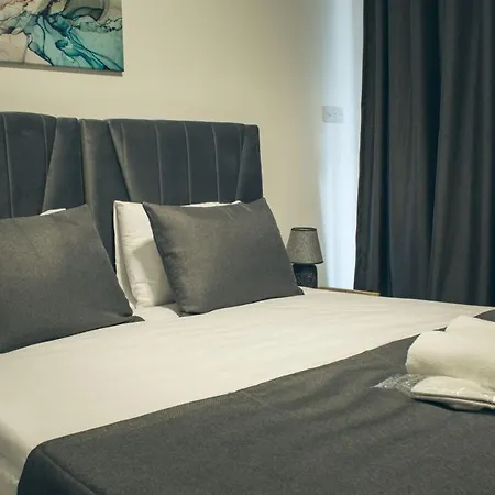 Charming Flat With Shared Pool Near Beach Apartmán