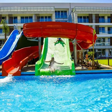 Charming Flat With Shared Pool Near Beach