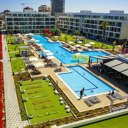 Apartmán Charming Flat With Shared Pool Near Beach *